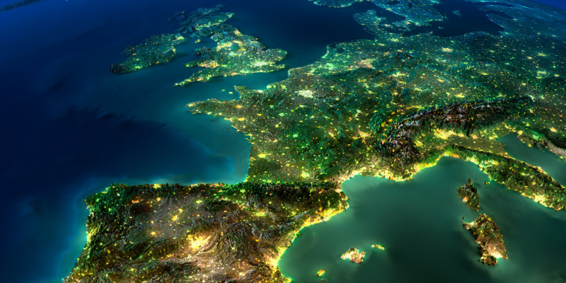 von oben ist der europäische Kontinent und Nordafrika bei Nacht zu sehen, Küsten und Städte sind hell erleuchtet