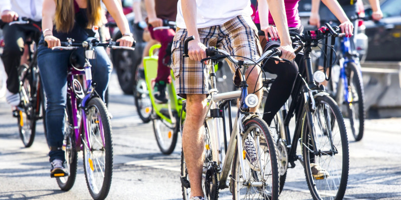 Radfahrerinnen und Radfahrer auf einer Straße