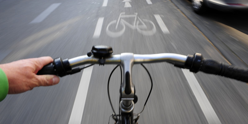Fahrradfahren auf einem Radstreifen auf einer Straße aus Sicht eines Radfahrers fotografiert