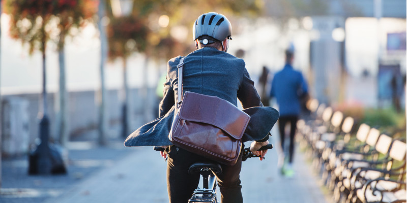 Fahrradfahrer mit Helm und Umhängetasche