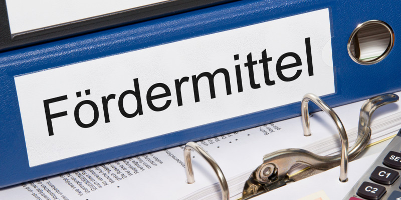 Aktenordner mit der Beschriftung "Fördergelder"