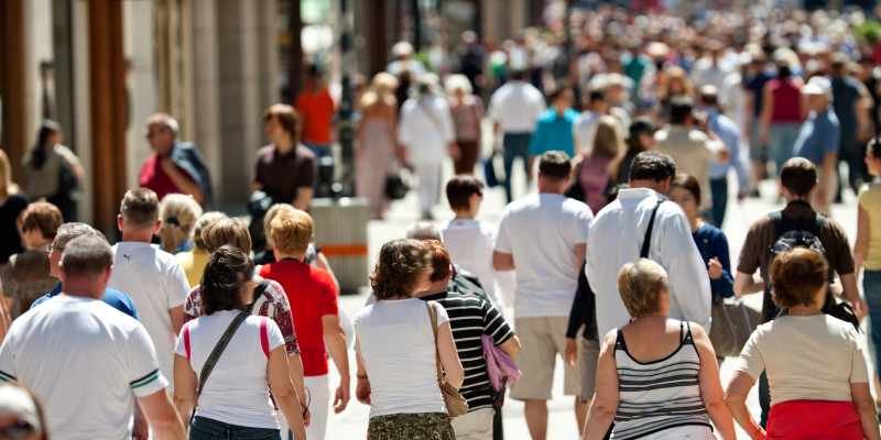 viele Menschen in einer Fußgängerzone