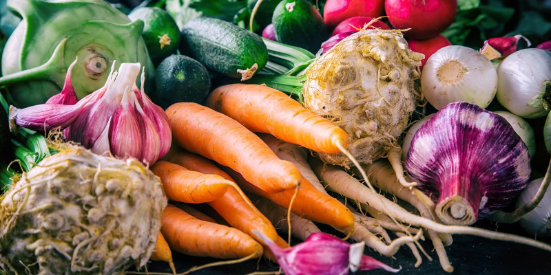 verschiedene Gemüse, wie Möhren, Sellerieknollen, Kohlrabi und Radieschen