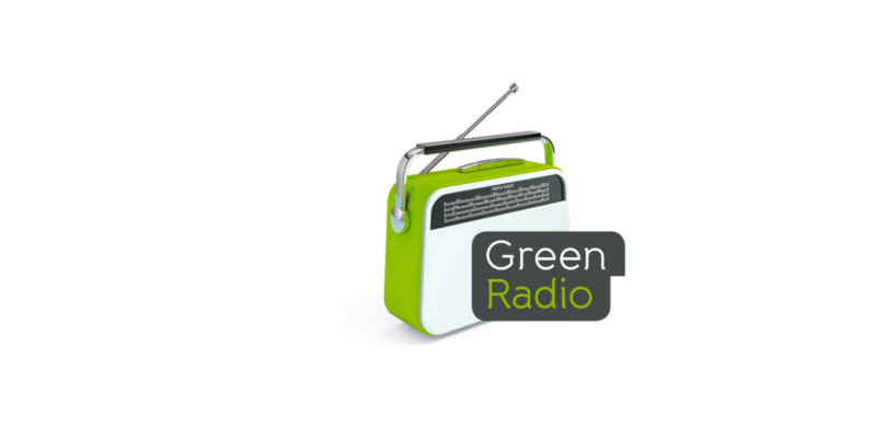 weiß-grünes Radio und Schriftzug "Green Radio"