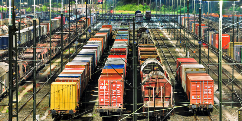 Rangierbahnhof mit vielen verschiedenfarbigen Güterzugwaggons