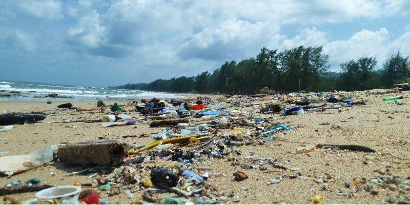 Meeresstrand mit Plastikmüll übersät