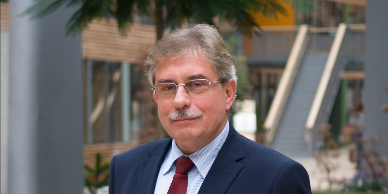 Dr. Thomas Holzmann im Innenhof des UBA-Dessau