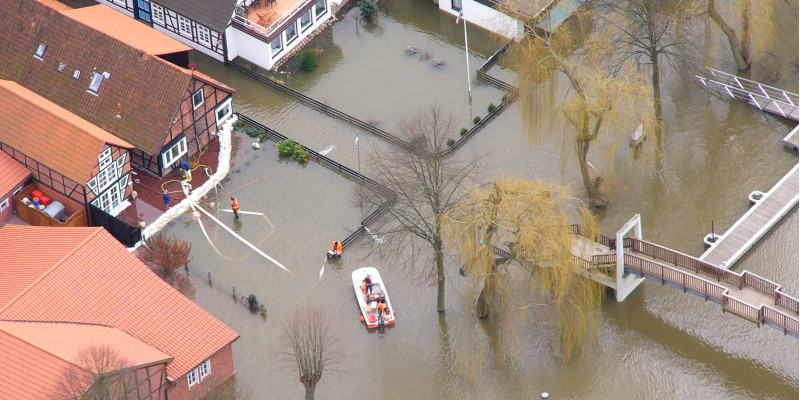 eine Stadt mit Fachwerkhäusern ist durch Hochwasser überschwemmt