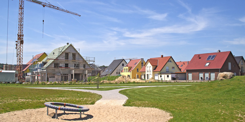 Neubaugebiet mit Einfamilienhäusern „auf der grünen Wiese“ 