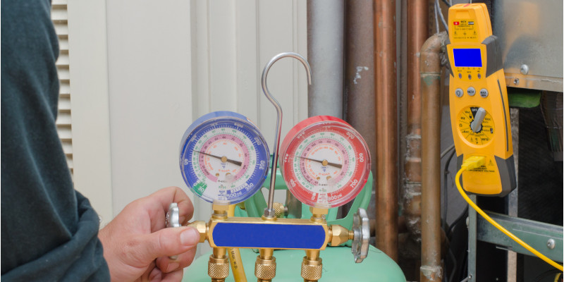 Arbeiten an einer Klimaanlage mit Messinstrumenten