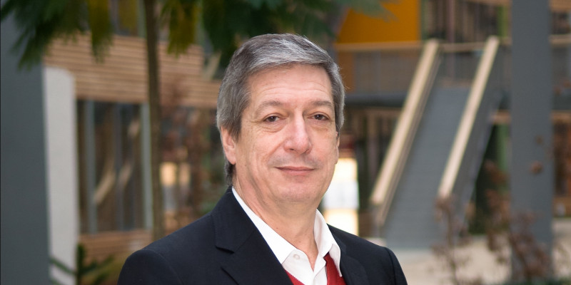 Dr. Harry Lehmann im Innenhof des UBA Dessau-Roßlau