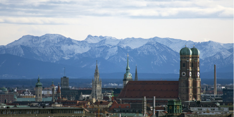 Münchner Innenstadt, im Hintergrund die schneebedeckten Berge der Alpen