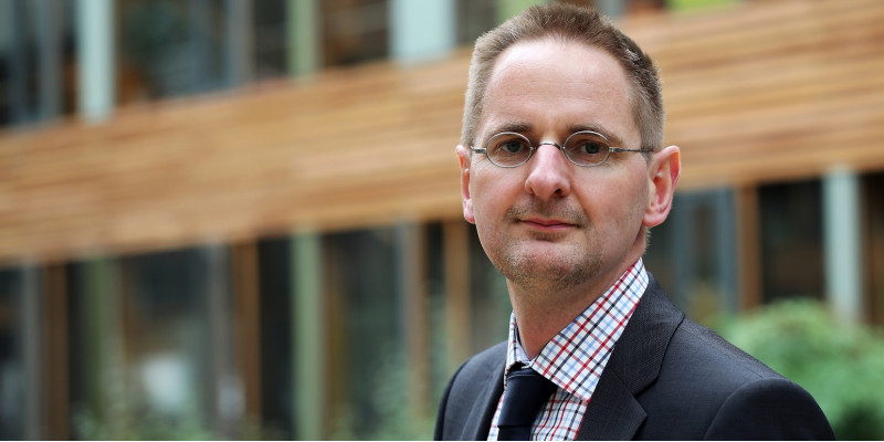 Martin Schmied im Atrium des Umweltbundesamtes Dessau-Roßlau