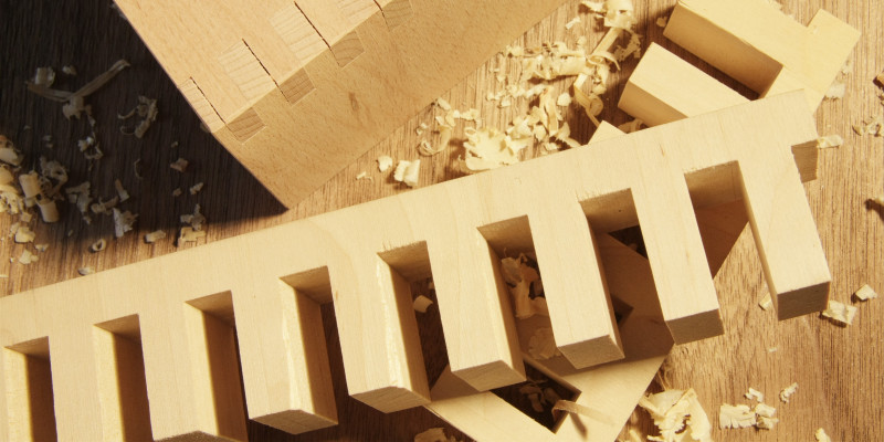 zugeschnittene Holzteile und Sägespäne
