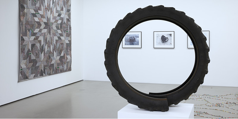 zerschnittener Reifen auf einem Podest in einer Kunstausstellung