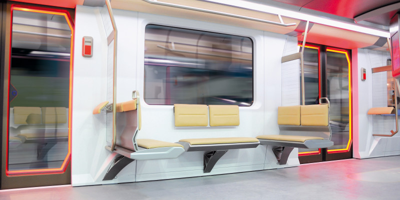 Blick in einen U-Bahnwagen mit moderner Sitzmöblierung