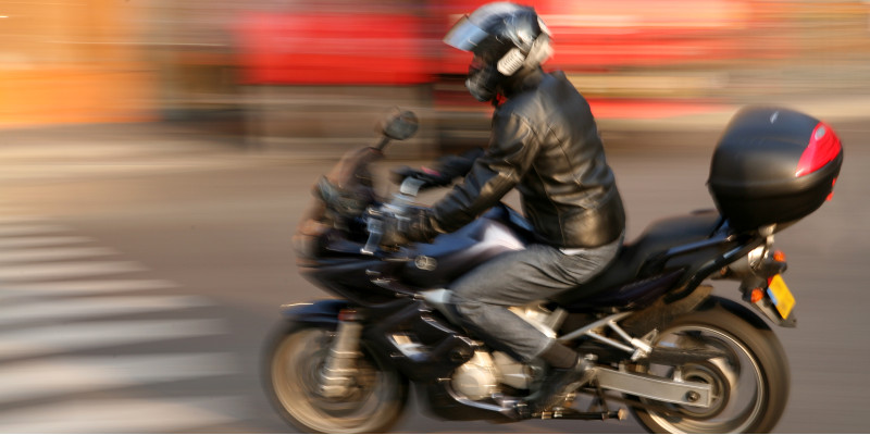 Motorradfahrer fährt auf Motorrad