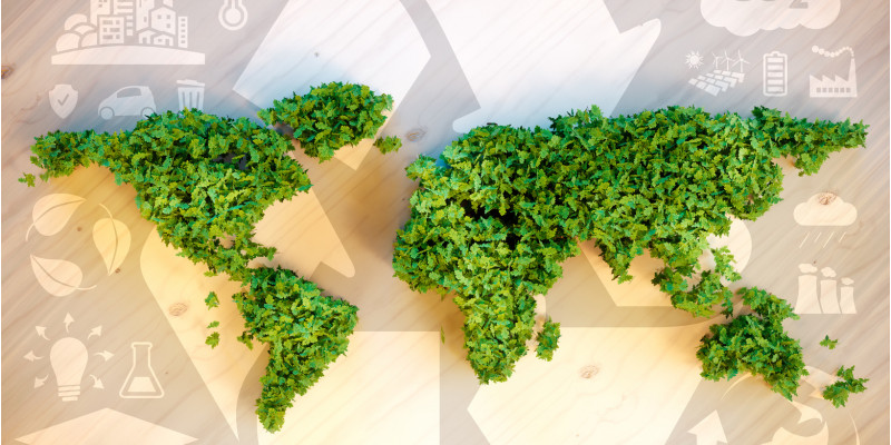 Weltkarte aus grünen Blättern nachgebildet, darum sind Symbole für Nachhaltigkeit gruppiert wie das Recycling-Symbol und erneuerbare Energien