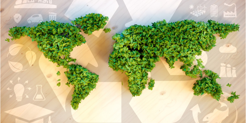 grüne Weltkarte, dahinter ein Symbol für Kreislaufwirtschaft / Recycling