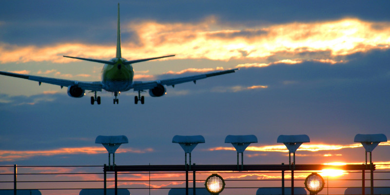 in der Abenddämmerung landendes Passagierflugzeug