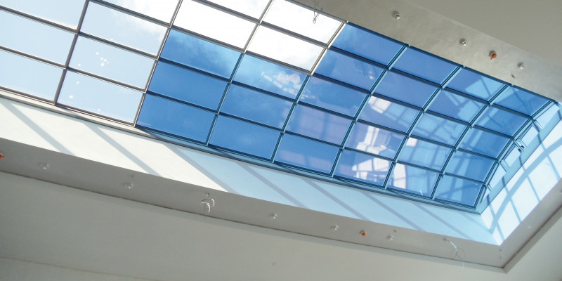 großes Dachflächenfenster aus vielen verschiedenen Glasflächen, einige sind durchsichtig, andere bläulich