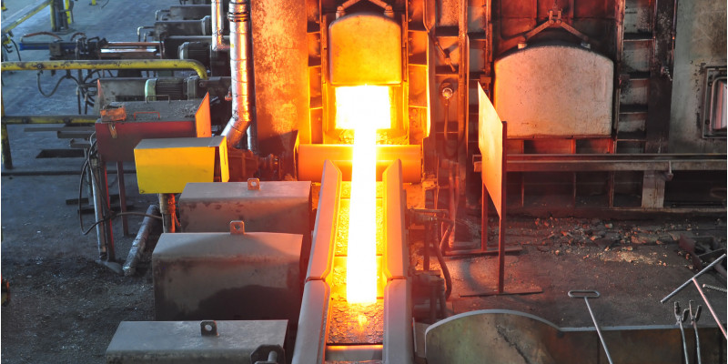 glühender Stahl in einem Stahlwerk