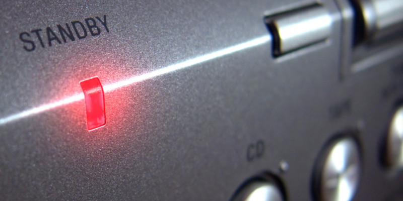 An einem Gerät einer Musikanlage brennt eine rote Standby-Lampe