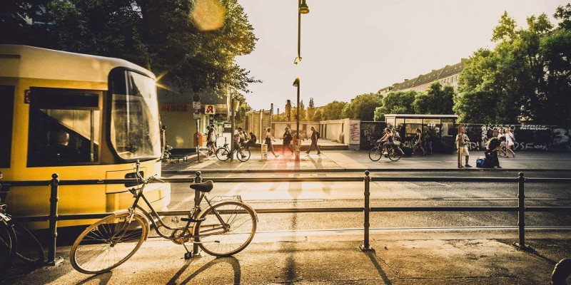 Straßenbahn, Fahrrad und Fußgänger in der Stadt