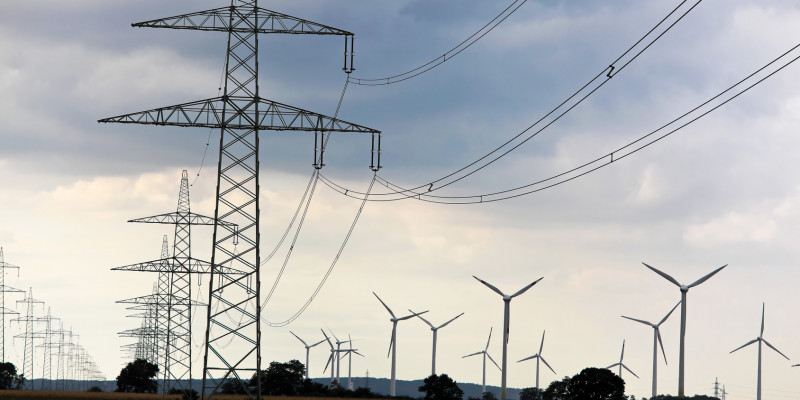 Windpark und zwei Energiefreileitungstrassen