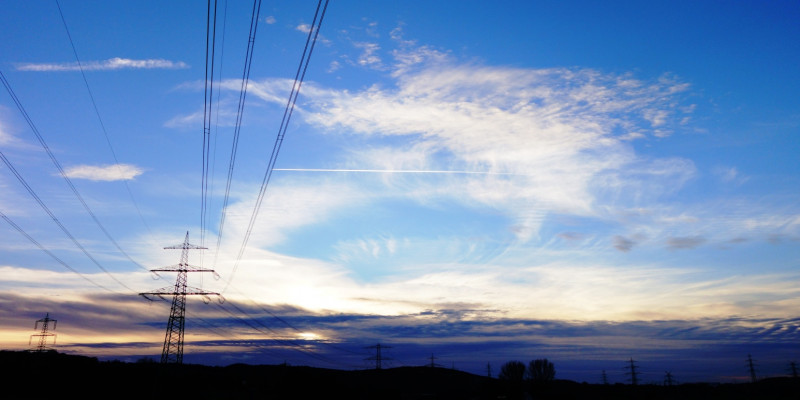 Stromtrasse in der Abenddämmerung