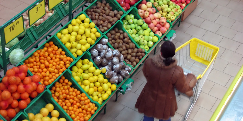 Frau im Supermarkt beim Obstregal