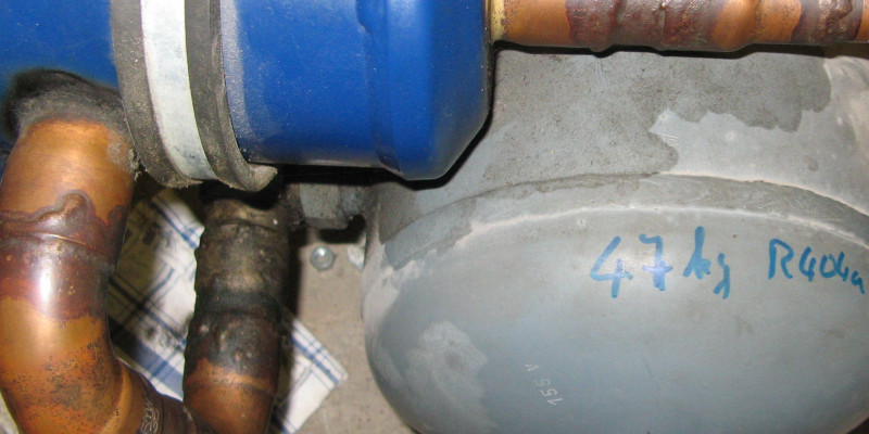 Teil einer Kälteanlage, zu sehen ist ein Gasbehälter und Rohre