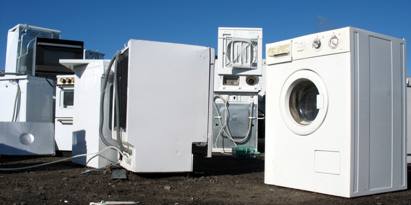 Elektrogeräte wie Waschmaschinen und Herd auf einem Recyclinghof