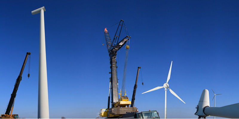 Kran und Windkraftanlagen, zum Teil in Einzelteilen
