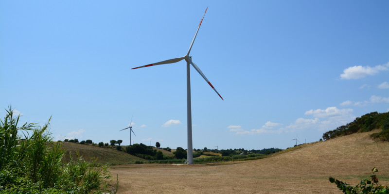 Windkraftanlagen in einer hügeligen Landschaft