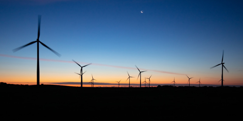unbeleuchteter Windpark in der Dämmerung