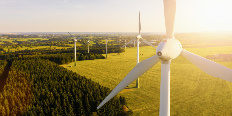 Windkraftanlage auf einem Feld