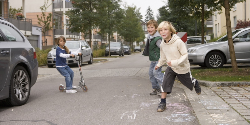Kinder spielen auf der Straße in einem Wohngebiet