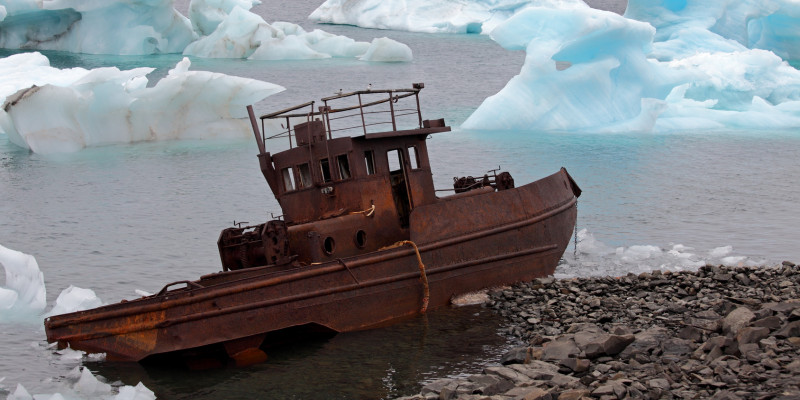Schiffswrack an der arktischen Küste