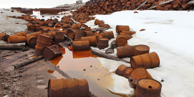 Verrostete Treibstoff- und Chemikalienfässer auf Franz-Josef-Land
