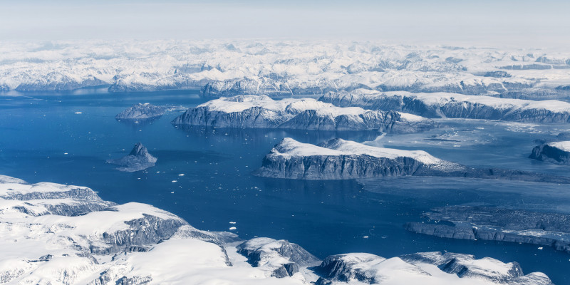 Eisbedeckte Berglandschaft auf Grönland