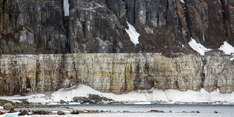 Scharfe Trennlinie zwischen zwei Gesteinsschichten auf Spitzbergen