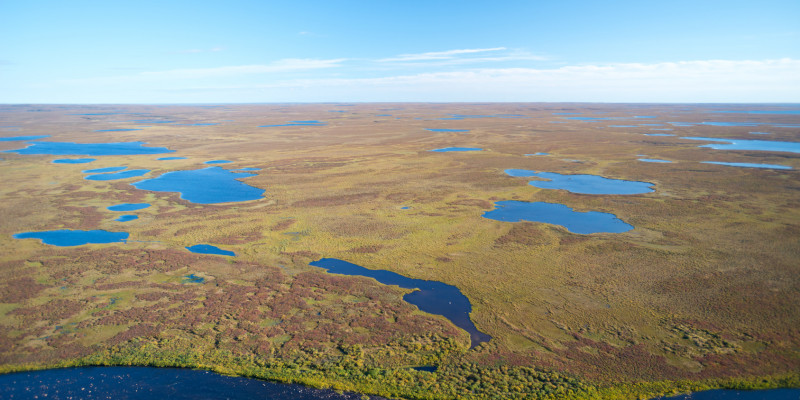 Weite Ebenen karger Landschaft: Nunavut, Kanada
