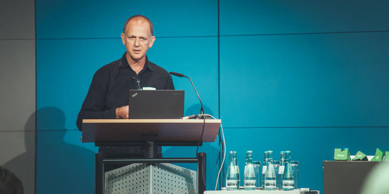 Referent steht am Rednerpult