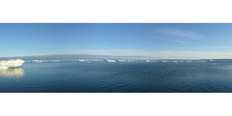 Panoramabild: Eisschollen auf dem arktischen Meer.