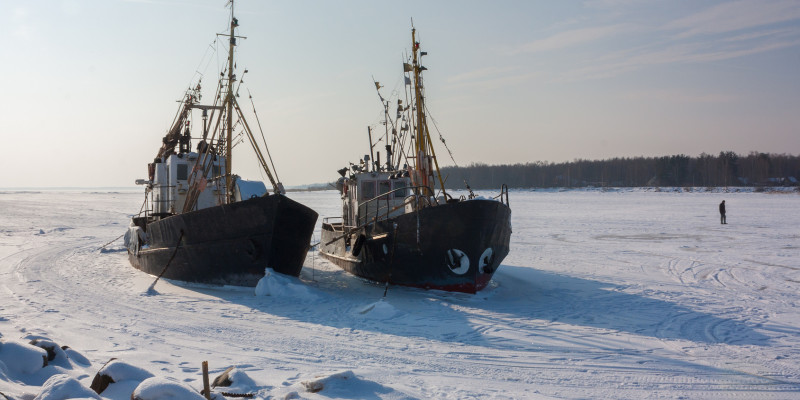Zwei alte Fischkutter im Eis gefangen