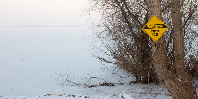 Eisfläche Warnschild an einem Baum