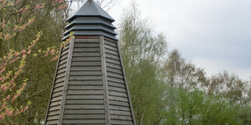 Sechseckiges Brunnenhaus aus Holz 