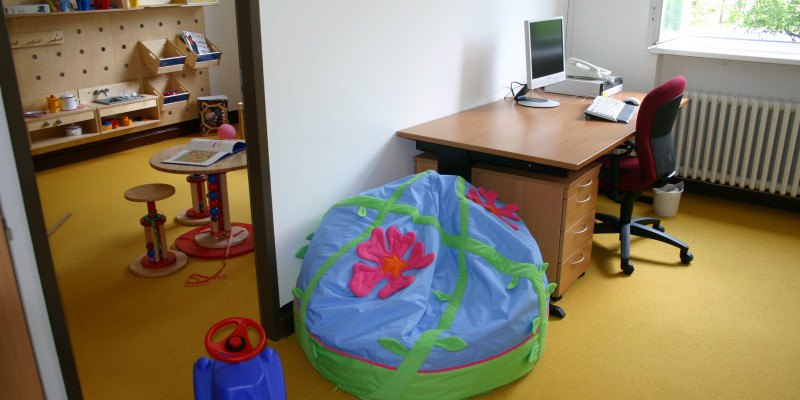Eltern-Kind-Zimmer in Berlin: Zwei Räume zum Arbeiten und Spielen mit Schreibtisch, Kindermöbeln und Spielzeug