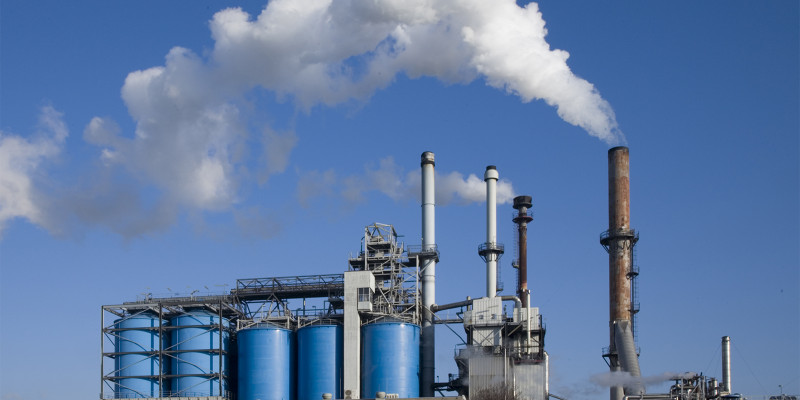 Industrieanlage stößt über die Schornsteine Schadstoffe in die Luft aus